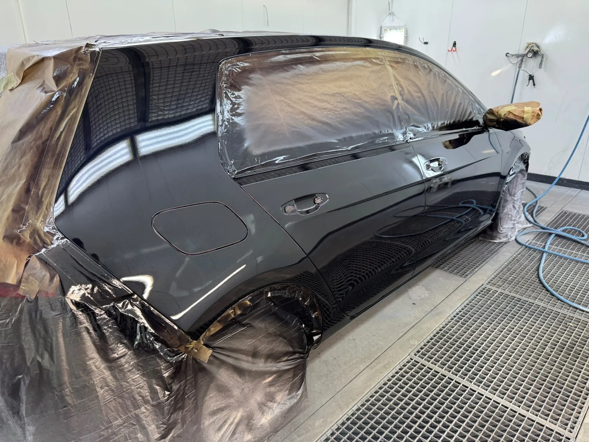 Vers gespoten auto in de spuitcabine van HMA Autoschade