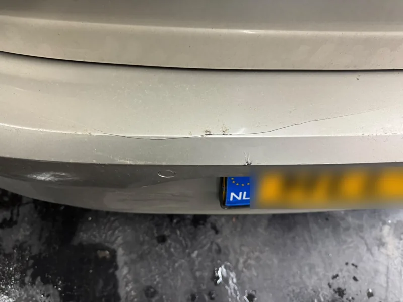 Achterbumper met scheur en beschadiging voor het herstel